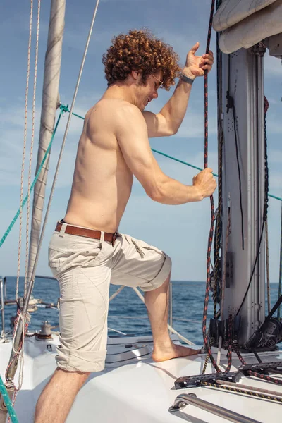 Burun yatında duran genç sakallı adamın alçak açılı görüntüsü.