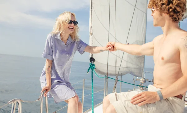 Marineurlaub eines fröhlichen Paares auf einer Vergnügungsjacht. Ein glückliches Leben führen. — Stockfoto