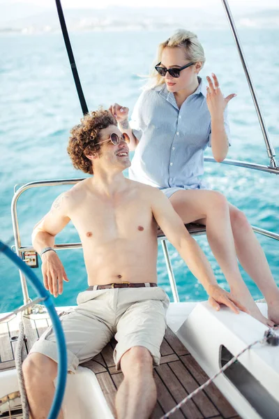 Pareja joven navegando en un yate en el mar Caribe —  Fotos de Stock