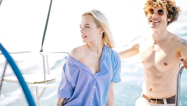 Glückliches junges verliebtes Paar lächelt und genießt Yachtfahrt auf dem Meer. — Stockfoto