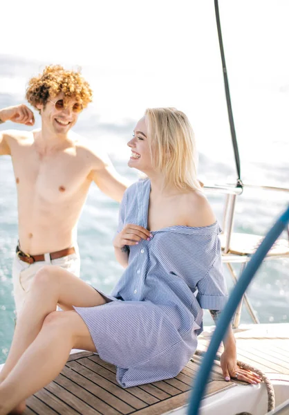 Jovem casal feliz no amor sorrindo e desfrutando de viagem de iate no mar. — Fotografia de Stock