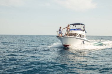 Mavi Deniz 'de beyaz yelkenli teknesi olan harika bir deniz manzarası. Uzayı Kopyala.