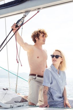 Mavi Deniz 'de beyaz yelkenli teknesi olan harika bir deniz manzarası. Boşluğu Kopyala ile kare fotoğraf.