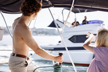 Kaptan yelkenli vapurda Winch 'le birlikte çalışıyor..