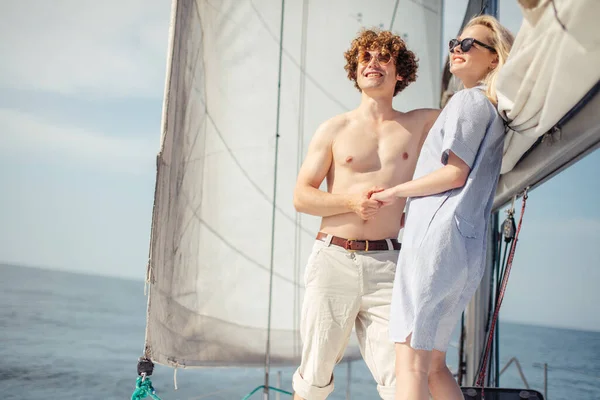 Pareja joven enamorada relajarse en el arco del barco, Viajar concepto de estilo de vida — Foto de Stock