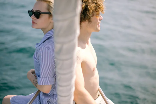 Mladý pár v lásce relaxaci na jachtě luku, Cestování životní styl koncept — Stock fotografie