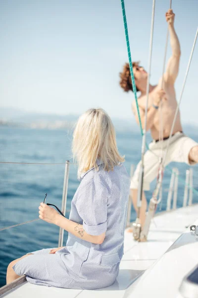 Pareja joven enamorada relajarse en el arco del barco, Viajar concepto de estilo de vida — Foto de Stock