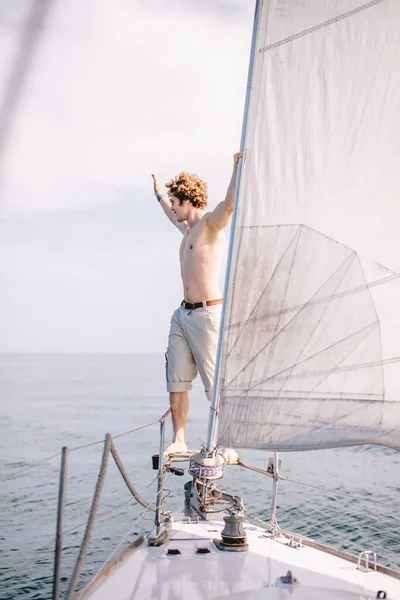 Uomo con i capelli crespi rilassante felicemente sulla barca a vela vacanza yacht — Foto Stock