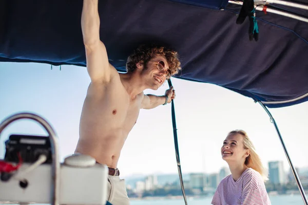 Young happy couple navigating on a yacht in caribbean sea — Stock Photo, Image
