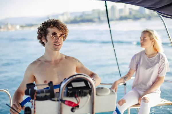 Atractiva pareja caucásica de hombre y mujer amorosos disfrutando de la privación en el placer — Foto de Stock