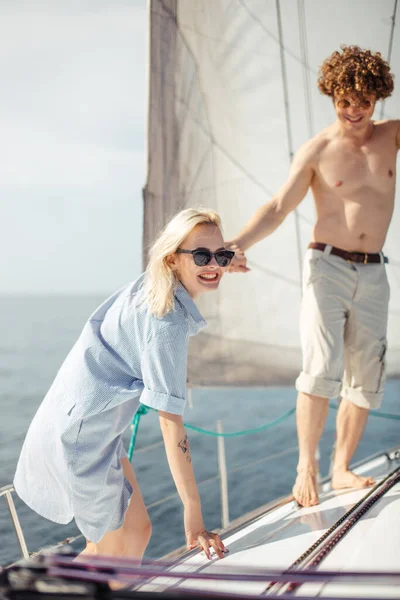순록의 바다에서 요트를 타고 항해하는 젊은 부부 — 스톡 사진