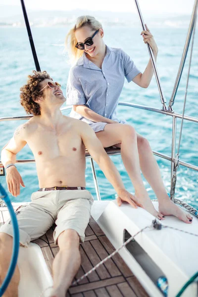 Atractiva pareja caucásica de hombre y mujer amorosos disfrutando de la privación en el placer —  Fotos de Stock