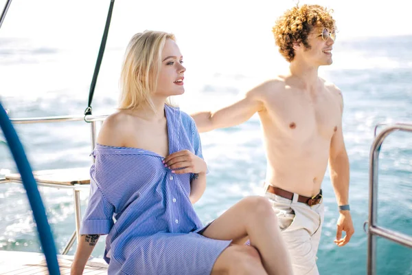 Jovem casal feliz no amor sorrindo e desfrutando de viagem de iate no mar. — Fotografia de Stock