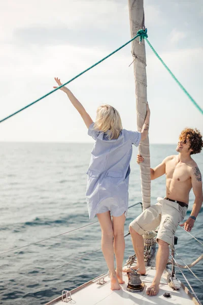 Teder en aantrekkelijk volwassen vrouw, tijd doorbrengen op de boot met haar geliefde. — Stockfoto