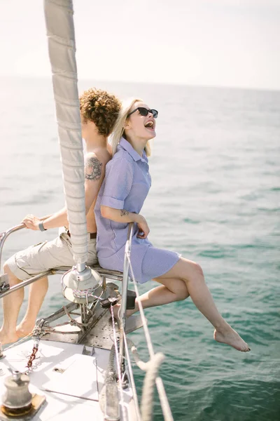 年轻夫妇坐在船头上，兴高采烈，轻松自在 — 图库照片