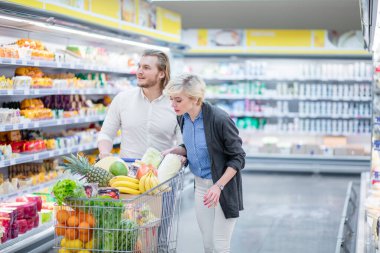 Süpermarkette alışveriş yapan, alışveriş yapan bir çift.