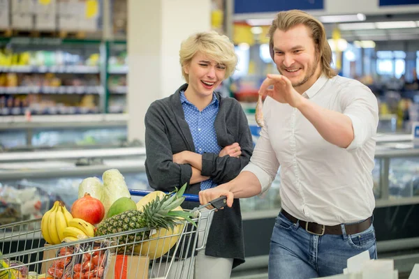 Paar groente kiezen in een supermarkt — Stockfoto