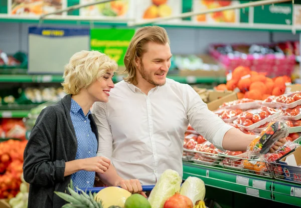 Paar groente kiezen in een supermarkt — Stockfoto