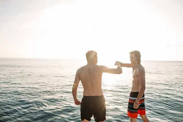 Dois amigos felizes a viajar num iate. Férias, turismo, férias, conceito. — Fotografia de Stock