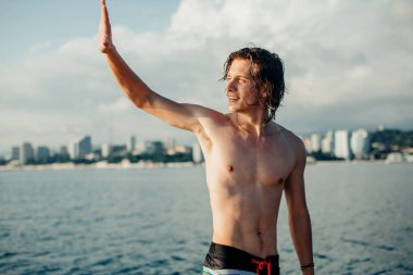 Kafkasyalı genç adam yat güvertesinde deniz yolculuğunun tadını çıkarıyor..