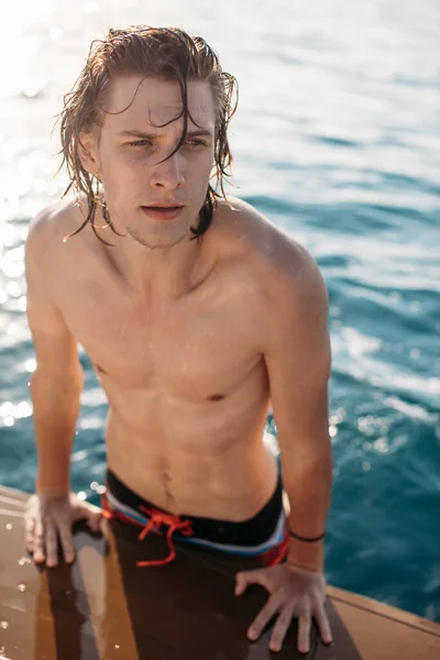 Jovem caucasiano hipster cara aproveitando viagem no iate deck vela o mar. — Fotografia de Stock