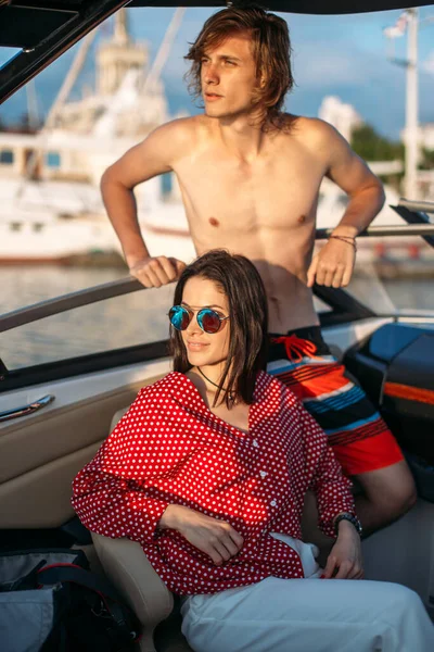 Jovem casal à espera de excursão de iate para o mar do Caribe — Fotografia de Stock