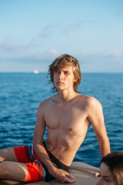 Kafkasyalı genç adam yat güvertesinde deniz yolculuğunun tadını çıkarıyor..