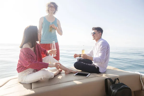 Yate bebiendo cervezas mientras habla Grupo de amigos teniendo fiesta en velero — Foto de Stock