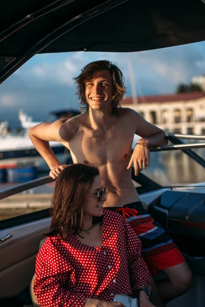 Jovem casal à espera de excursão de iate para o mar do Caribe — Fotografia de Stock