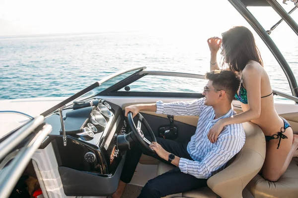 Casal jovem ter excursão de mar no barco a motor — Fotografia de Stock