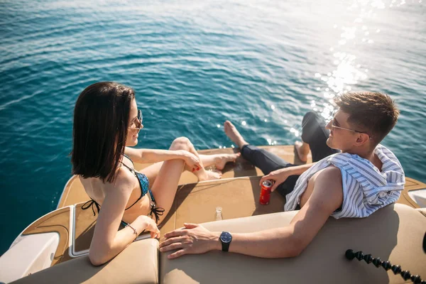 Casal feliz deitado num barco no mar. Férias de luxo em um iate nas ilhas. — Fotografia de Stock