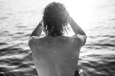 Kafkasyalı genç adam yat güvertesinde deniz yolculuğunun tadını çıkarıyor..