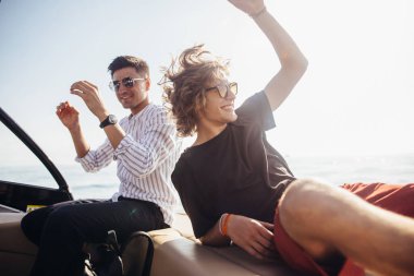 Bir yatta seyahat eden iki mutlu arkadaş. Tatil, turizm, tatil, konsept.