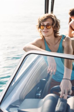 Gülümseyen genç denizci Karayip denizinde yol alıyor.