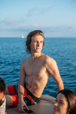 Kafkasyalı genç adam yat güvertesinde deniz yolculuğunun tadını çıkarıyor..