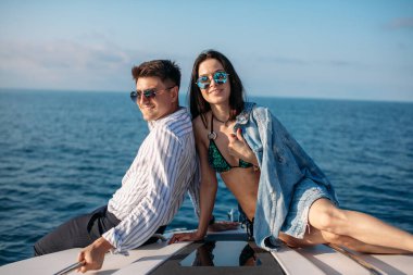 Kafkasyalı çift yatta dinleniyor, hayat tarzı konsepti geziyor.