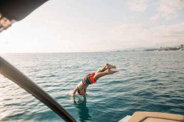 Arkadaşlar tekneden suya atlıyorlar. eğlence ve eğlence.