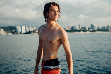 Kafkasyalı genç adam yat güvertesinde deniz yolculuğunun tadını çıkarıyor..