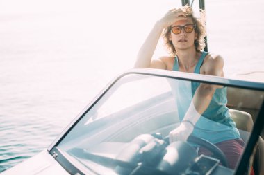 Gülümseyen genç denizci Karayip denizinde yol alıyor.