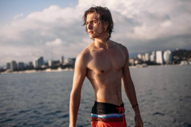 Kafkasyalı genç adam yat güvertesinde deniz yolculuğunun tadını çıkarıyor..