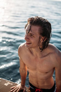 Kafkasyalı genç adam yat güvertesinde deniz yolculuğunun tadını çıkarıyor..