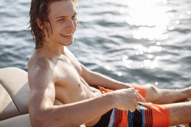 Kafkasyalı genç adam yat güvertesinde deniz yolculuğunun tadını çıkarıyor..