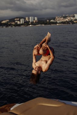 Kafkasyalı genç adam yat güvertesinde deniz yolculuğunun tadını çıkarıyor..