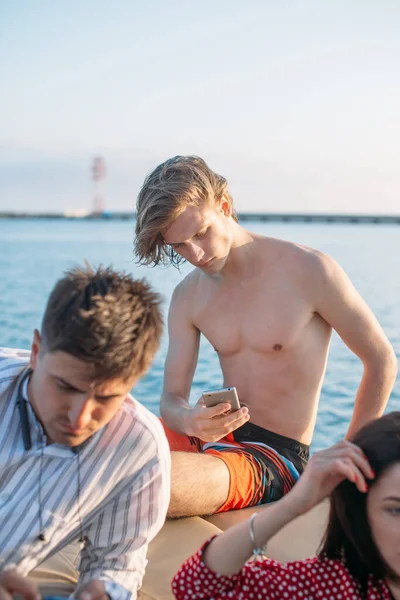 Dois tipos e uma rapariga atraente no iate. Festa de fim de semana no mar. — Fotografia de Stock