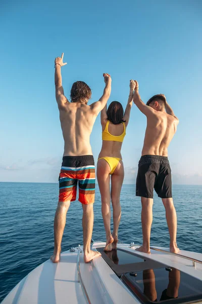 Grupa przyjaciół wziąć kąpiel słoneczną i pływać w wodzie podczas wycieczki łodzią — Zdjęcie stockowe