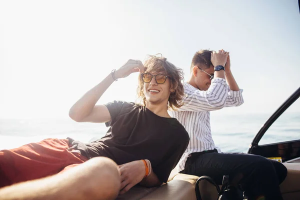 Két boldog barát utazik egy jachton. Nyaralás, turizmus, nyaralás, koncepció. — Stock Fotó
