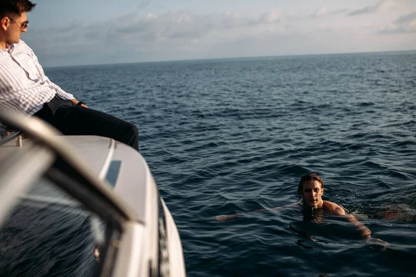 Friends jumping in the water from the boat. leisure and fun — Stock Photo, Image