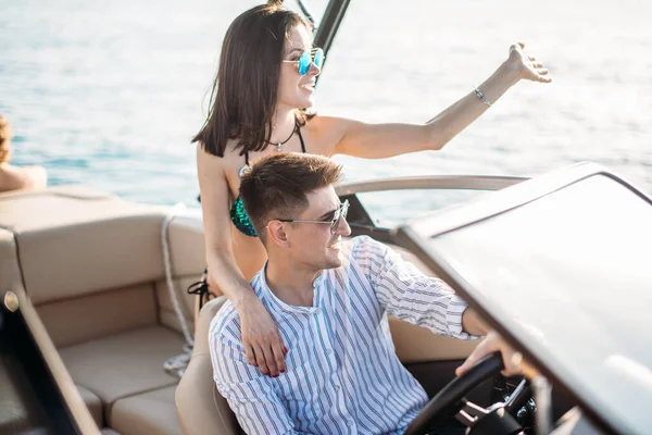 Casal jovem ter excursão de mar no barco a motor — Fotografia de Stock