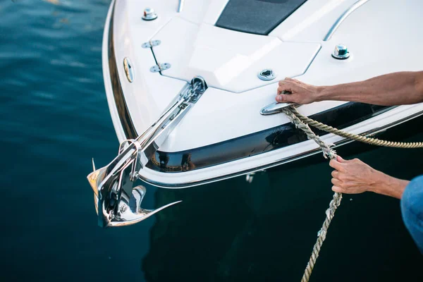 Yachtsman amarrando barco a motor no cais. — Fotografia de Stock