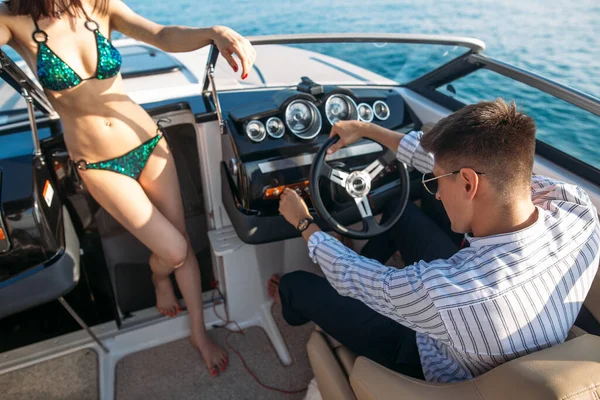 Casal jovem ter excursão de mar no barco a motor — Fotografia de Stock